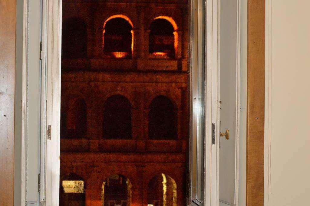 Jacuzzi In Front Of The Colosseum Roma Exterior foto
