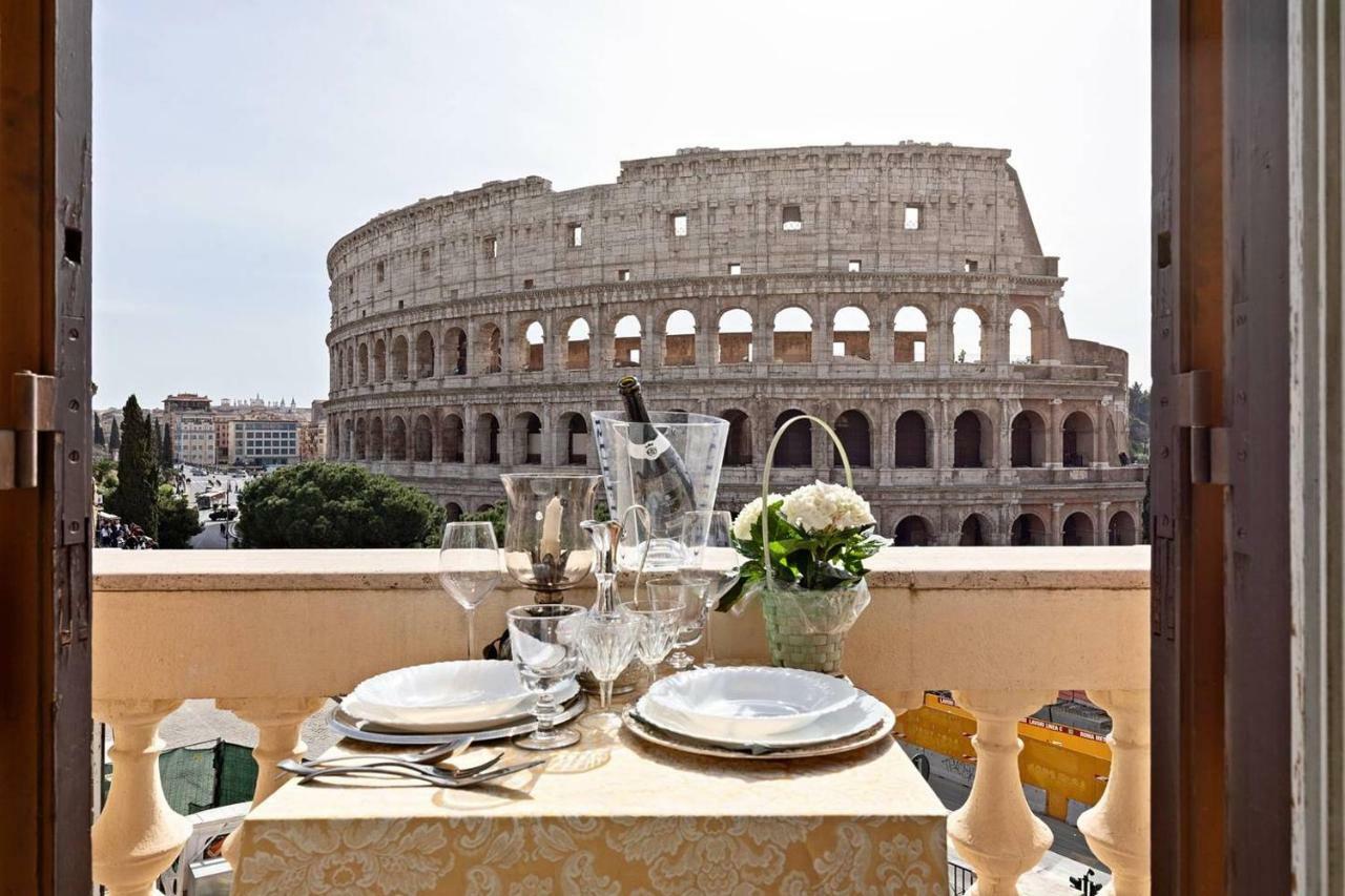Jacuzzi In Front Of The Colosseum Roma Exterior foto